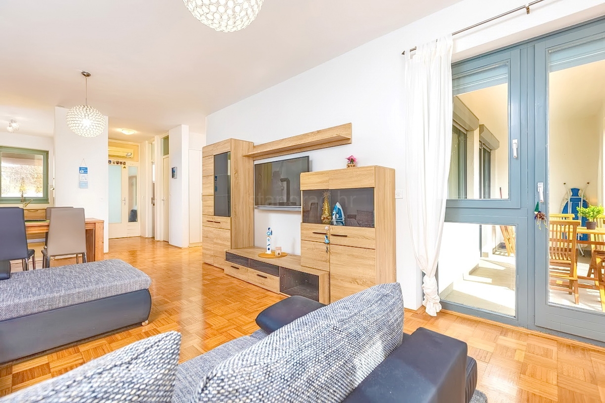 Vrbnik, spazioso appartamento con tre camere da letto e vista mare!