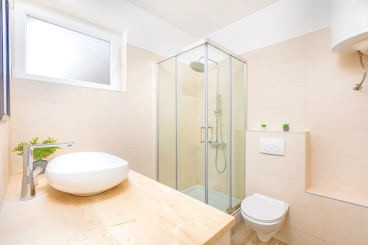 Vrbnik, spazioso appartamento con tre camere da letto e vista mare!