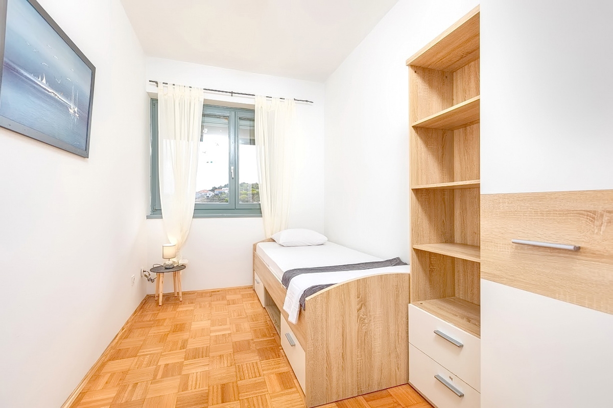 Vrbnik, spazioso appartamento con tre camere da letto e vista mare!