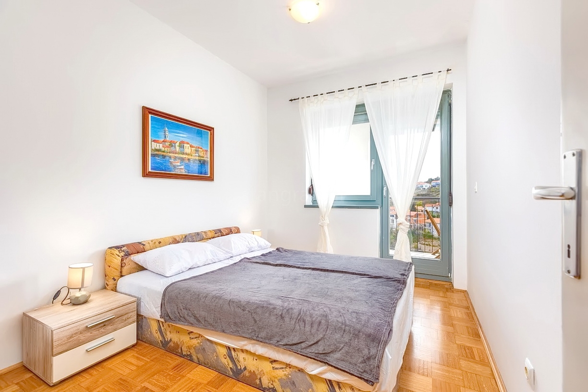 Vrbnik, spazioso appartamento con tre camere da letto e vista mare!