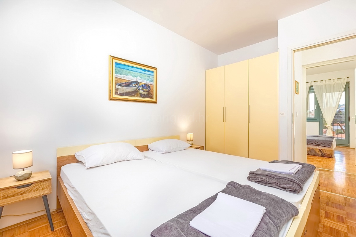 Vrbnik, spazioso appartamento con tre camere da letto e vista mare!