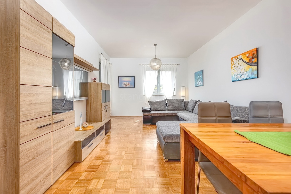 Vrbnik, spazioso appartamento con tre camere da letto e vista mare!