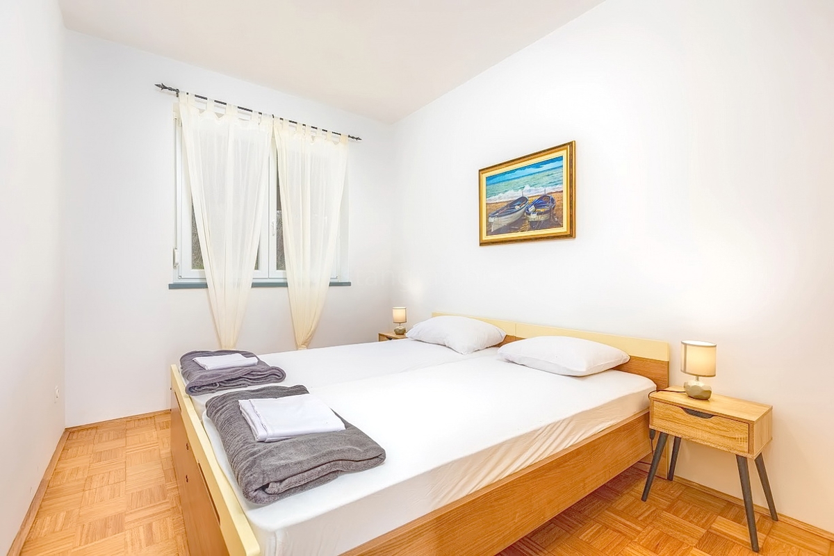 Vrbnik, spazioso appartamento con tre camere da letto e vista mare!