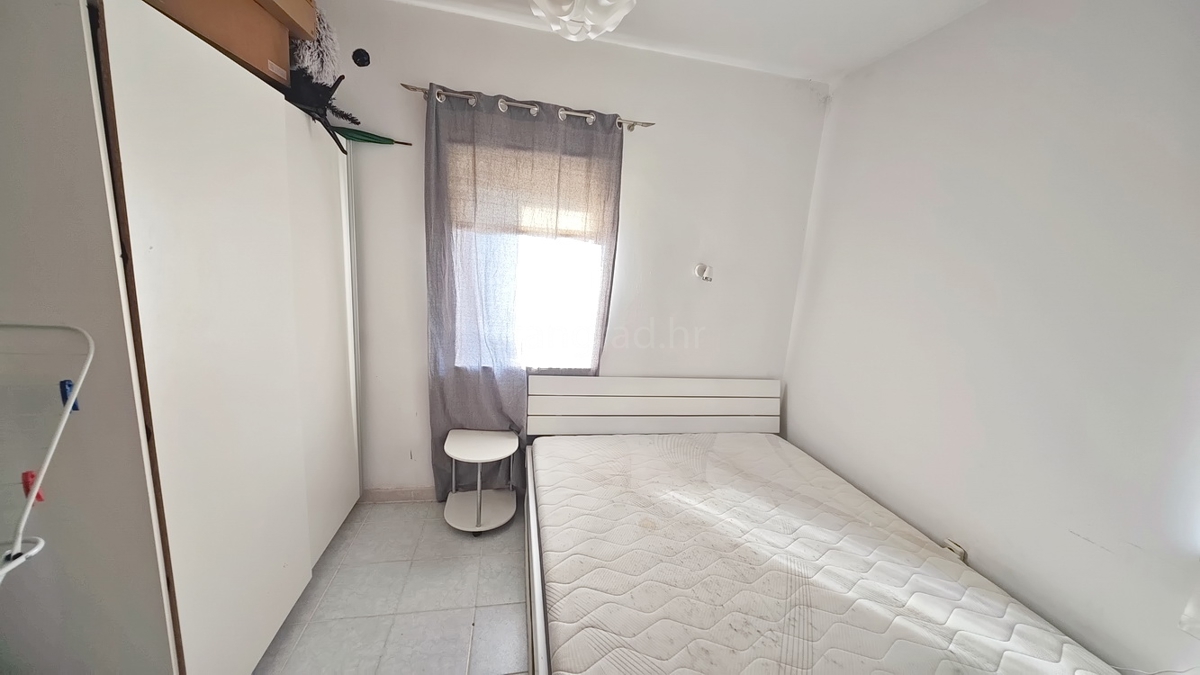 Krk, appartamento con una camera da letto al piano terra con giardino!