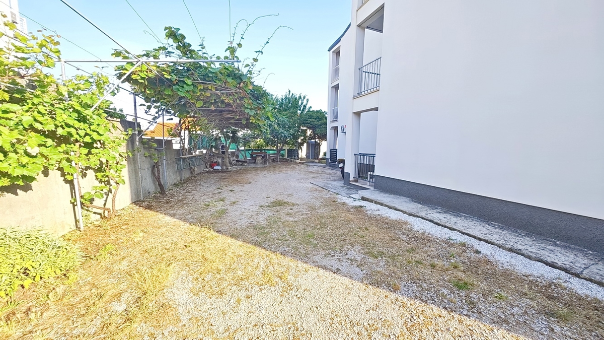 Krk, appartamento con una camera da letto al piano terra con giardino!