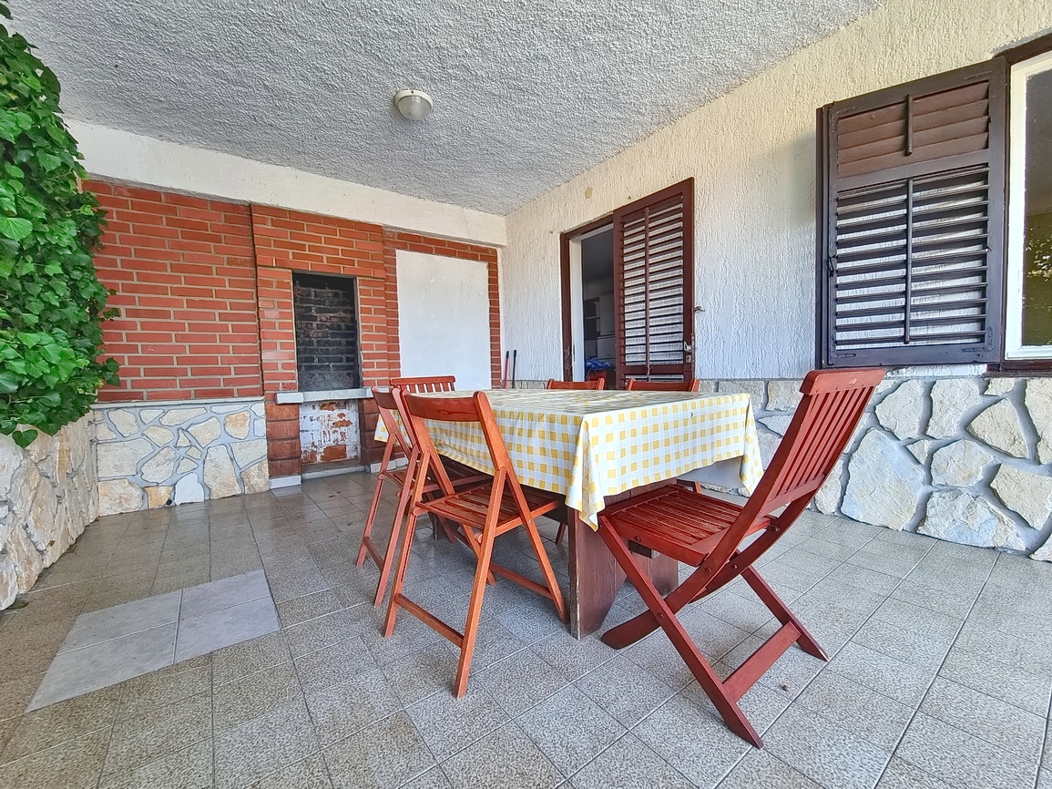 Šilo, una casa con 3 appartamenti e una bellissima vista sul mare!