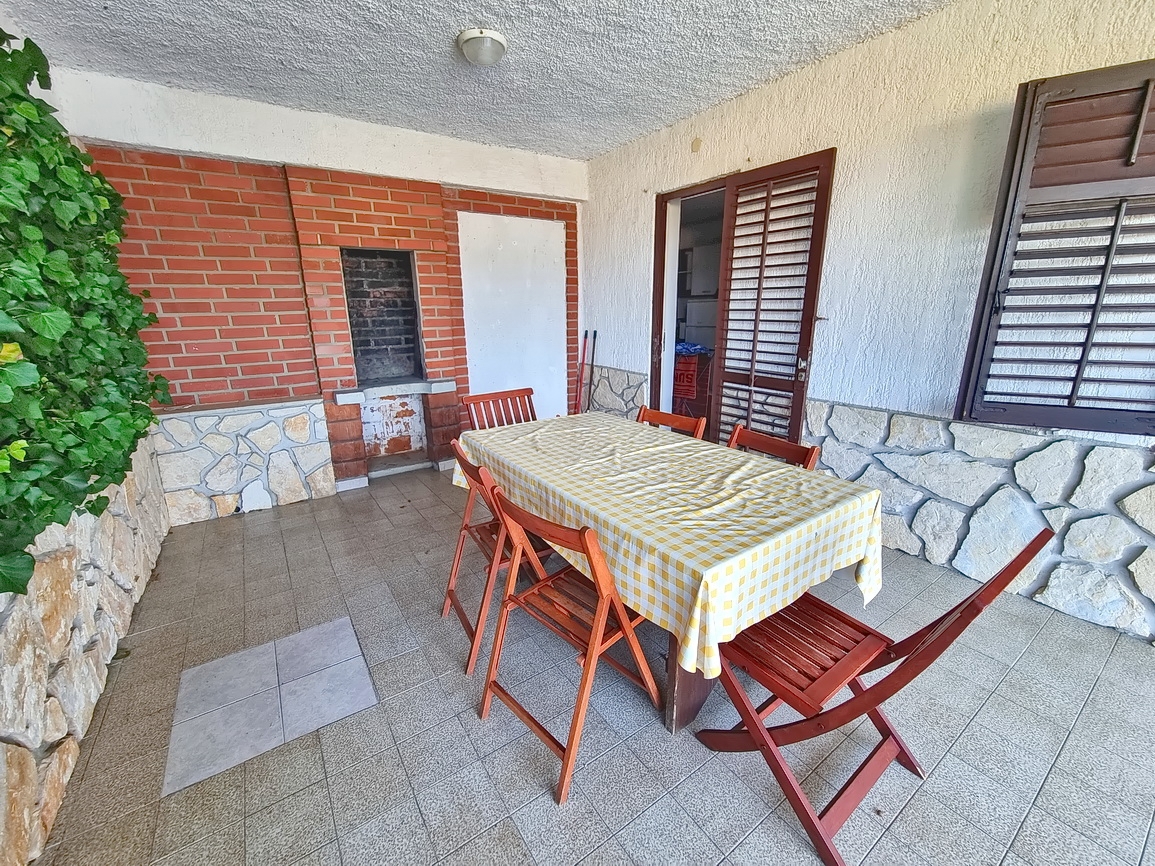 Šilo, una casa con 3 appartamenti e una bellissima vista sul mare!
