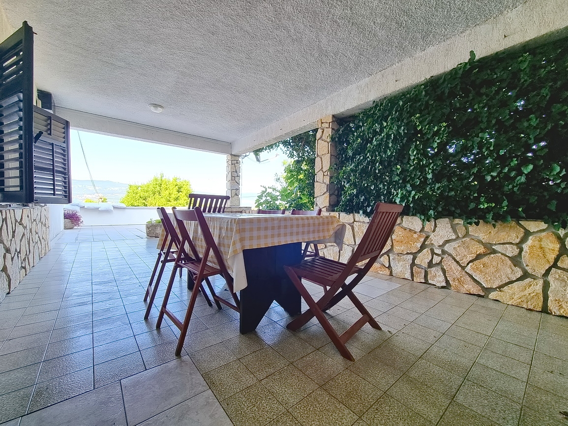 Šilo, una casa con 3 appartamenti e una bellissima vista sul mare!