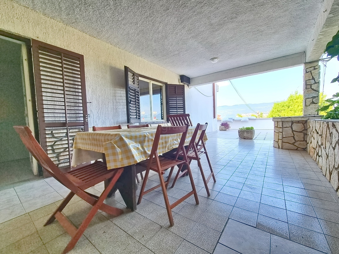 Šilo, una casa con 3 appartamenti e una bellissima vista sul mare!