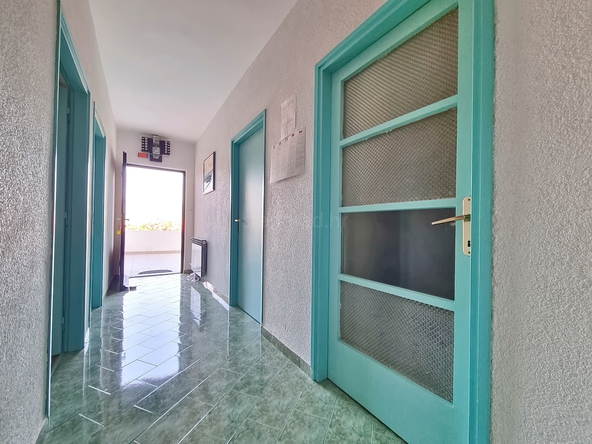 Šilo, una casa con 3 appartamenti e una bellissima vista sul mare!