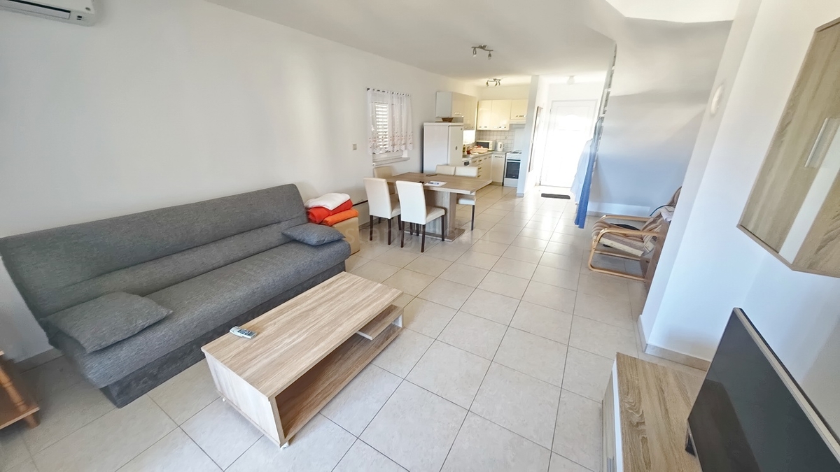Njivice, casa bifamiliare con due unità abitative vicino al mare!
