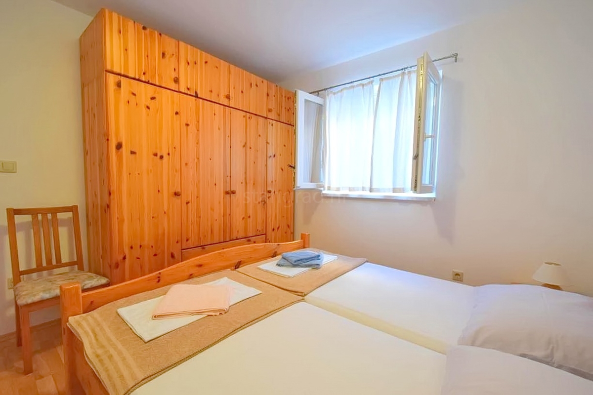 Njivice, casa bifamiliare con due unità abitative vicino al mare!