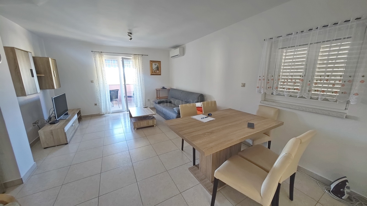 Njivice, casa bifamiliare con due unità abitative vicino al mare!