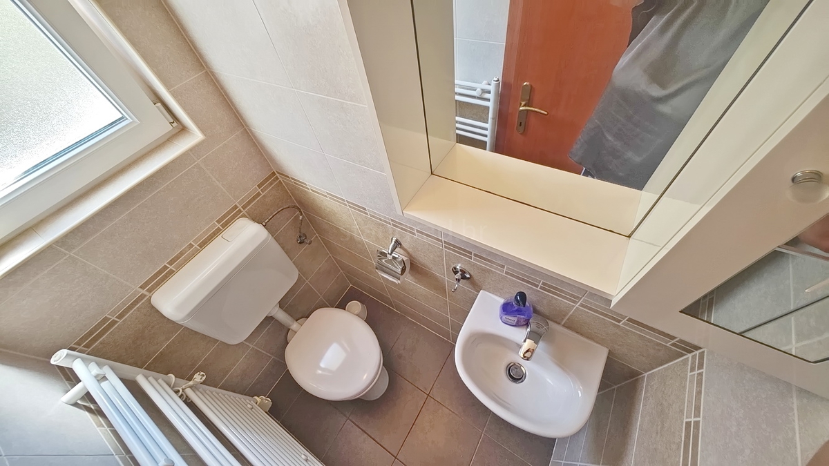 Njivice, casa bifamiliare con due unità abitative vicino al mare!