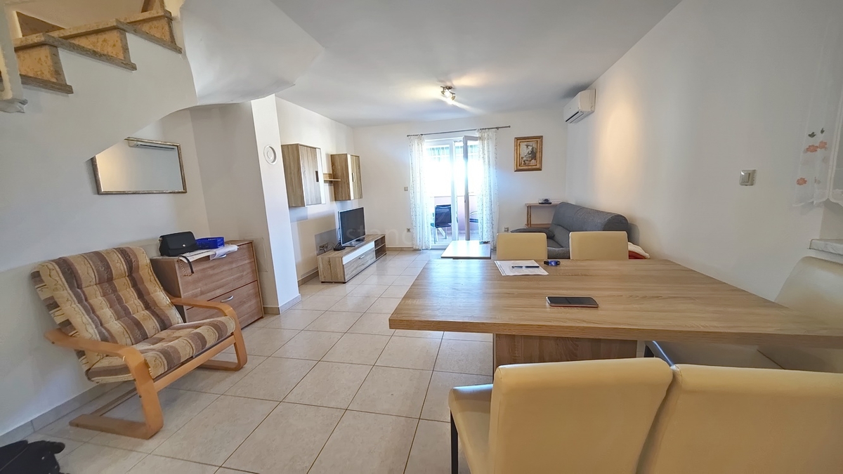 Njivice, casa bifamiliare con due unità abitative vicino al mare!