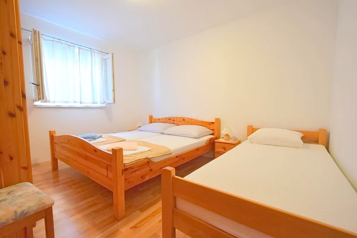 Njivice, casa bifamiliare con due unità abitative vicino al mare!