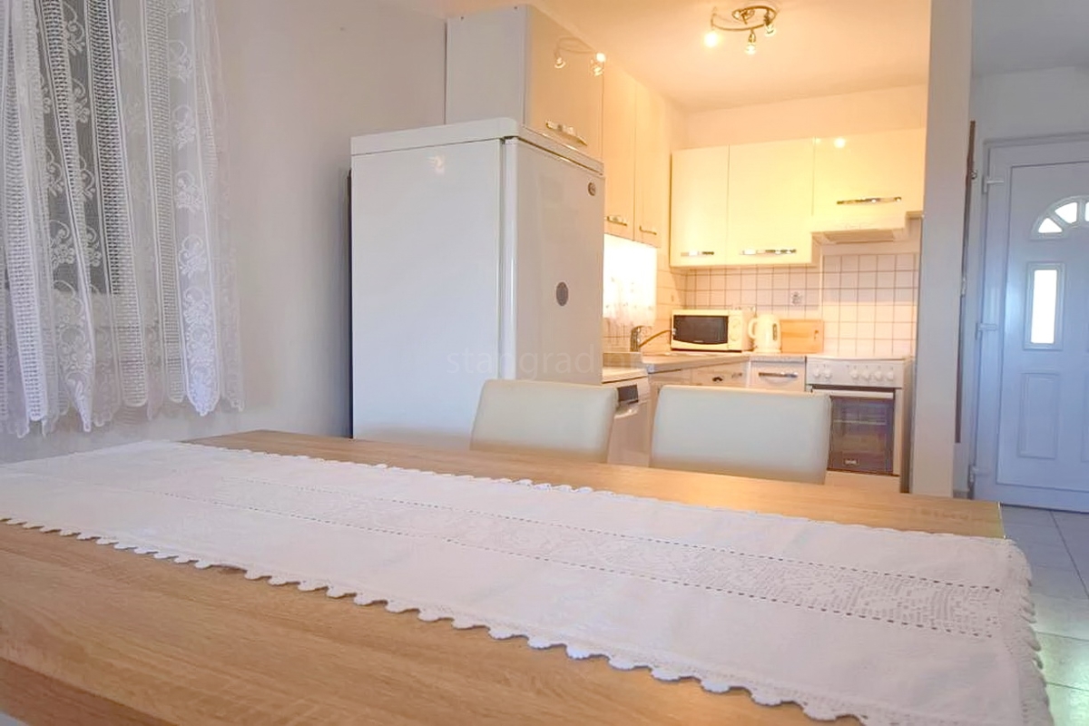 Njivice, casa bifamiliare con due unità abitative vicino al mare!