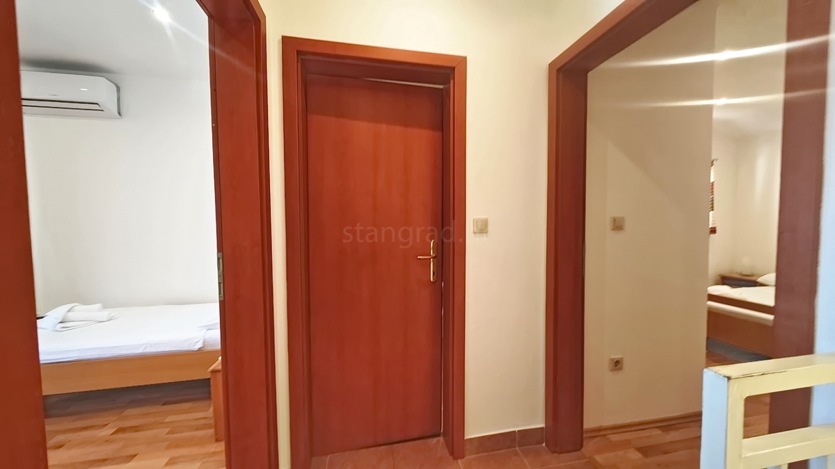 Njivice, casa bifamiliare con due unità abitative vicino al mare!