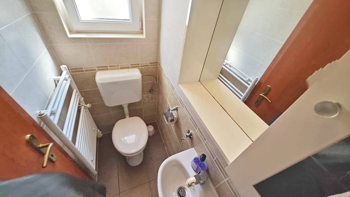 Njivice, casa bifamiliare con due unità abitative vicino al mare!