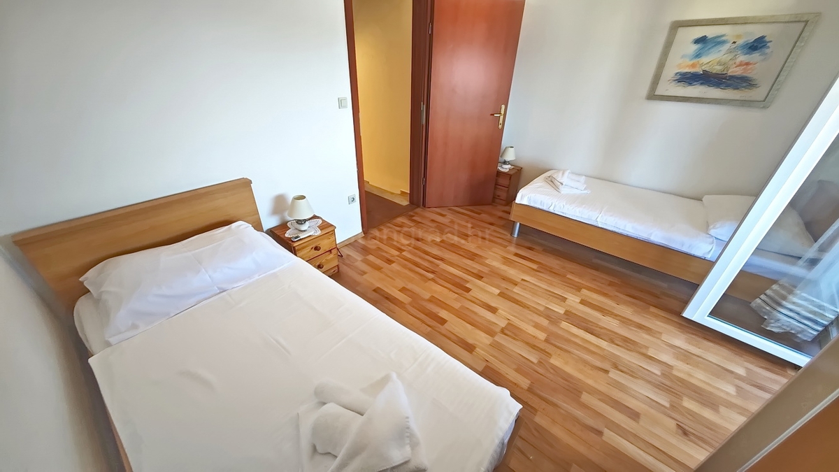 Njivice, casa bifamiliare con due unità abitative vicino al mare!