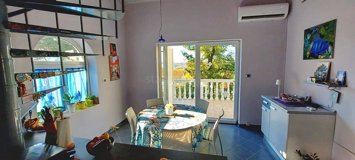 Omišalj, casa indipendente con 4 appartamenti vicino alla spiaggia!