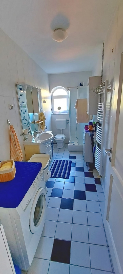 Omišalj, casa indipendente con 4 appartamenti vicino alla spiaggia!