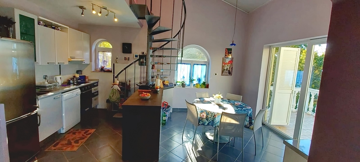 Omišalj, casa indipendente con 4 appartamenti vicino alla spiaggia!