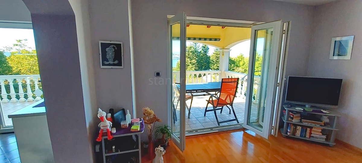 Omišalj, casa indipendente con 4 appartamenti vicino alla spiaggia!