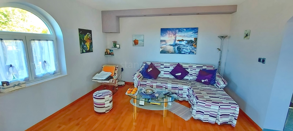 Omišalj, casa indipendente con 4 appartamenti vicino alla spiaggia!