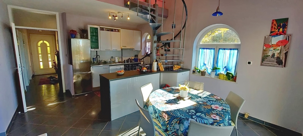 Omišalj, casa indipendente con 4 appartamenti vicino alla spiaggia!