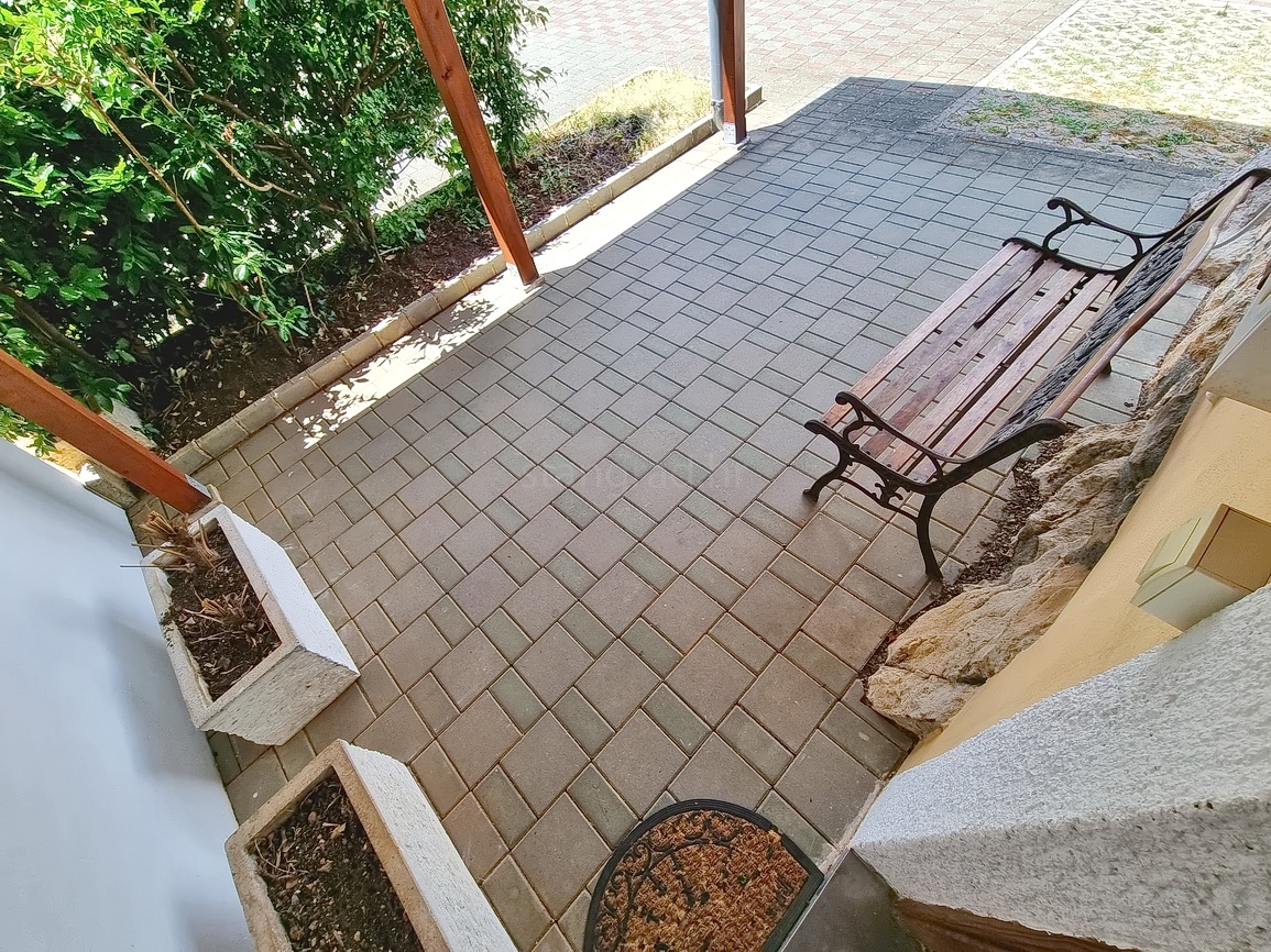 Omišalj, casa in pietra con giardino vicino al centro e al mare!