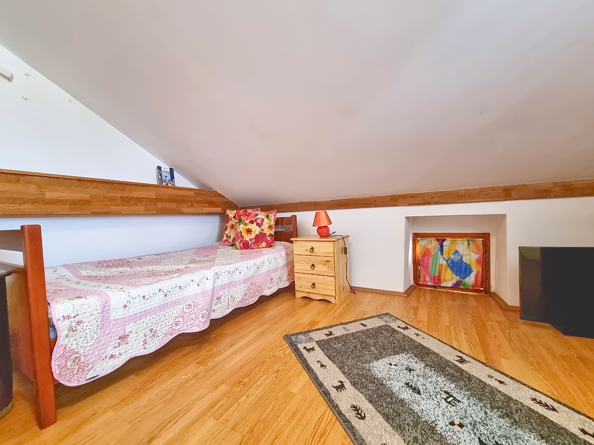 Omišalj, casa in pietra con giardino vicino al centro e al mare!