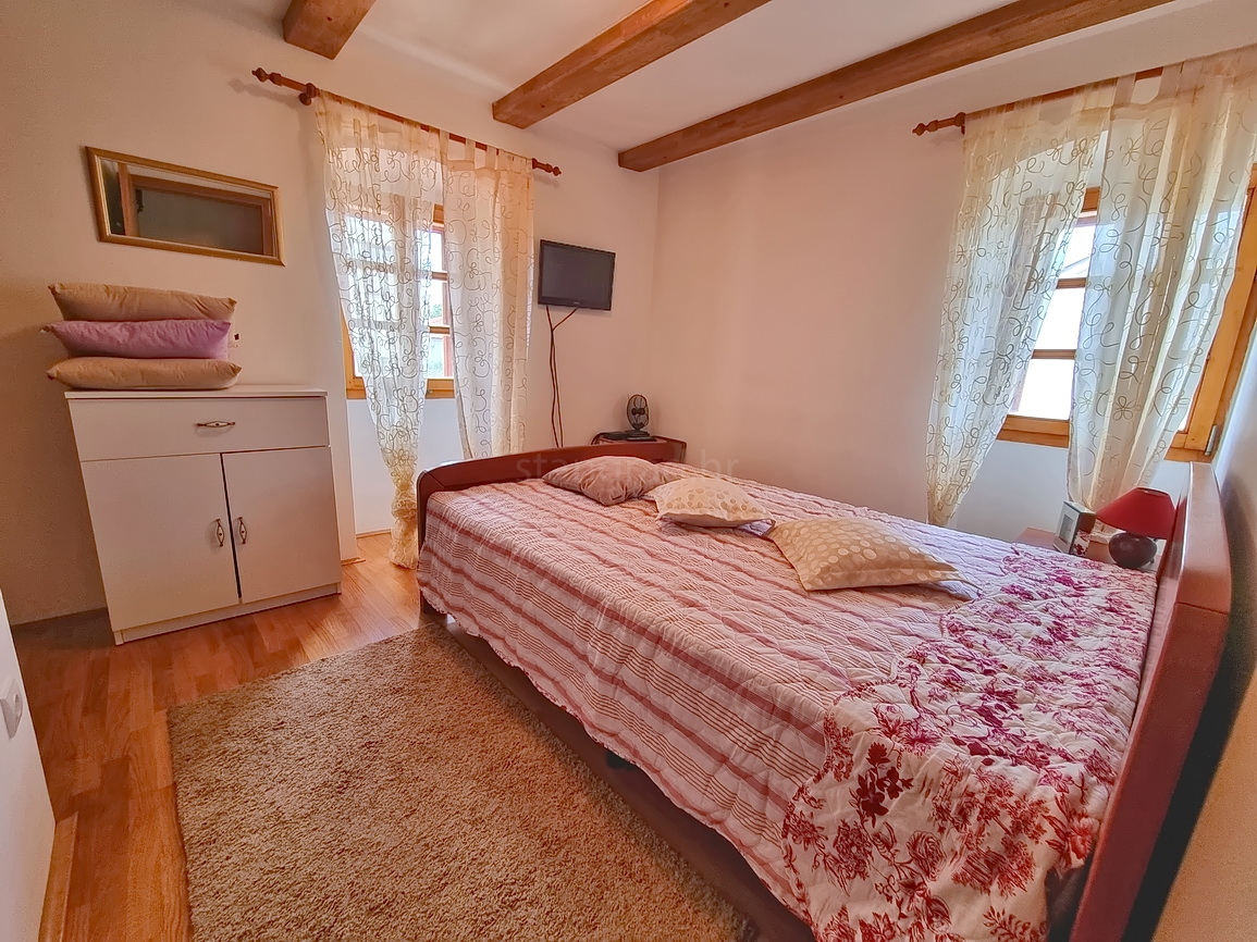 Omišalj, casa in pietra con giardino vicino al centro e al mare!