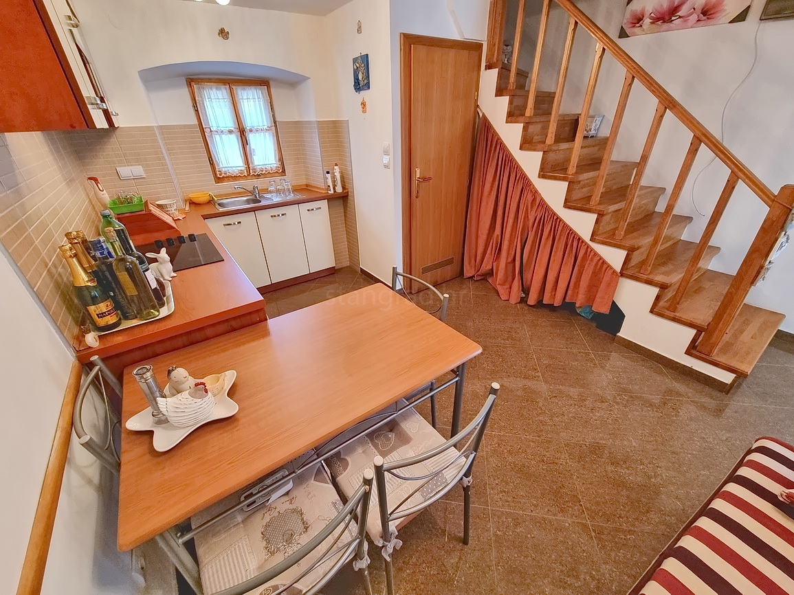 Omišalj, casa in pietra con giardino vicino al centro e al mare!