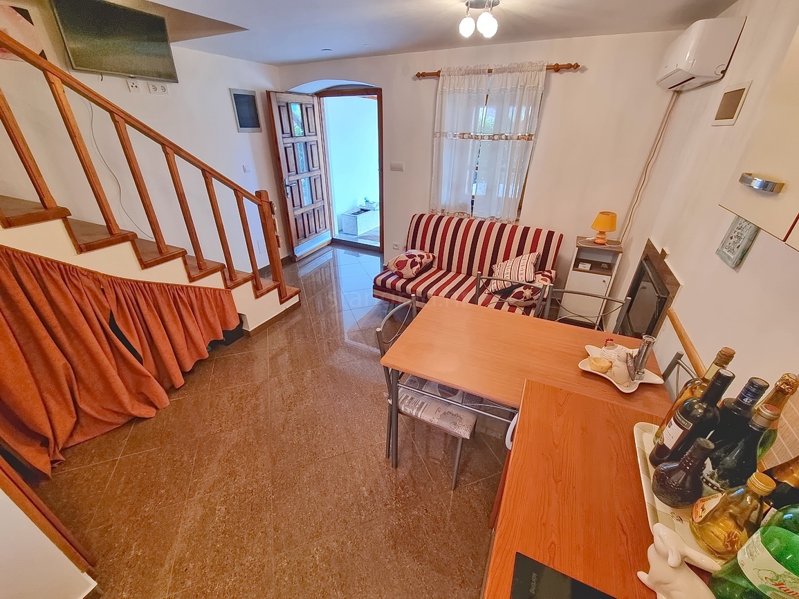 Omišalj, casa in pietra con giardino vicino al centro e al mare!