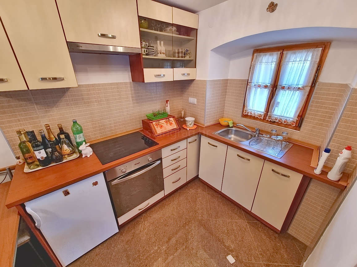 Omišalj, casa in pietra con giardino vicino al centro e al mare!