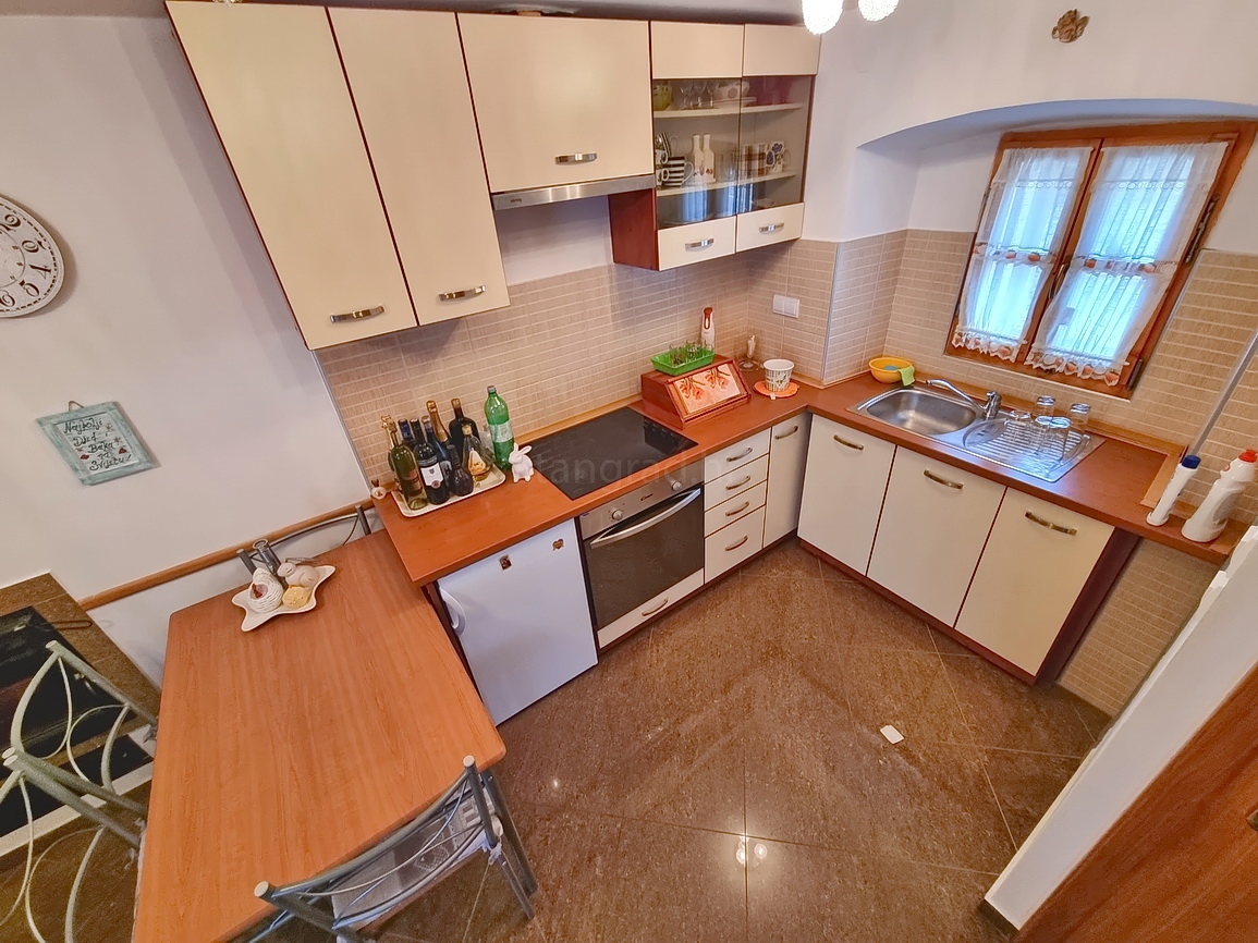 Omišalj, casa in pietra con giardino vicino al centro e al mare!