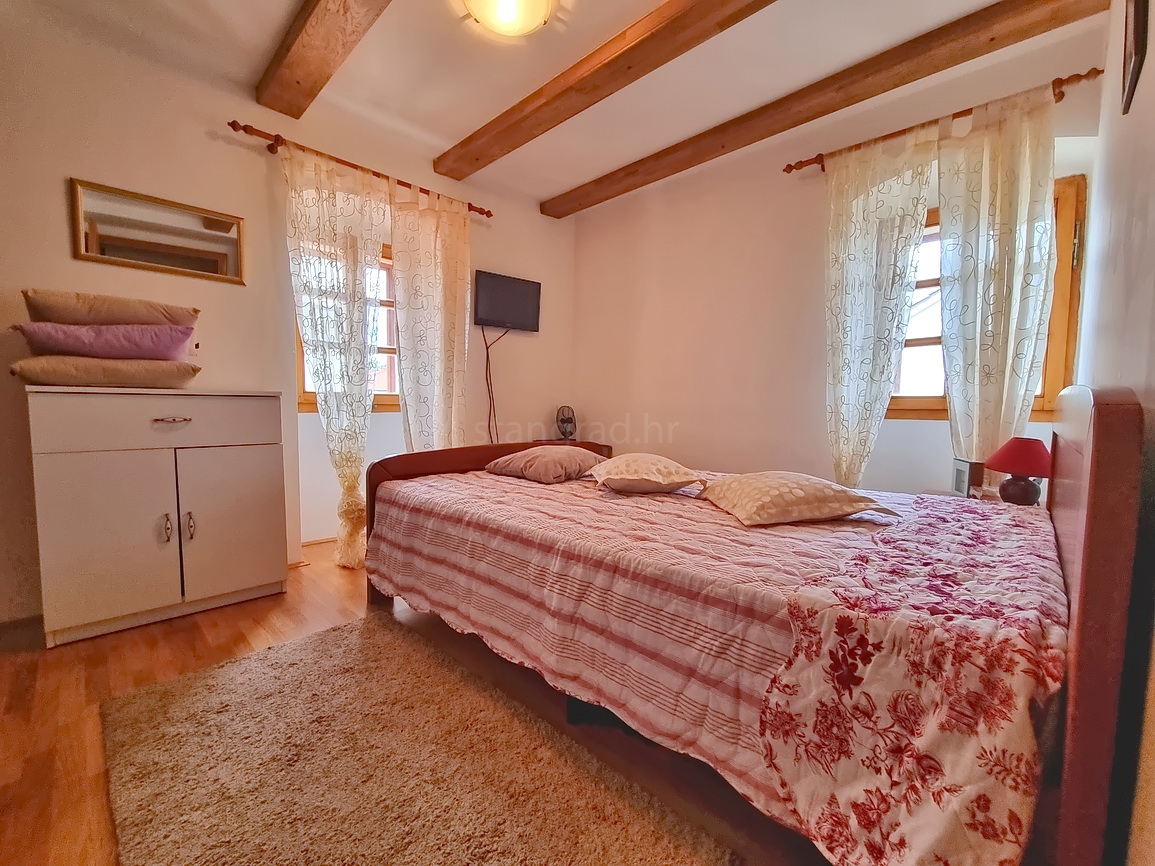 Omišalj, casa in pietra con giardino vicino al centro e al mare!