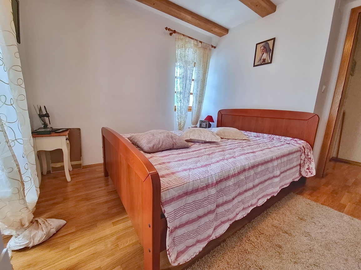 Omišalj, casa in pietra con giardino vicino al centro e al mare!