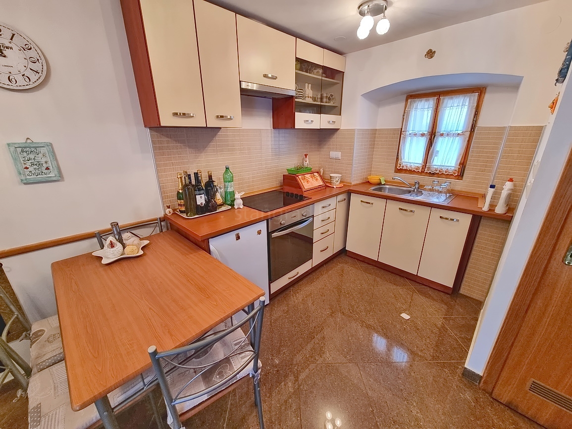 Omišalj, casa in pietra con giardino vicino al centro e al mare!