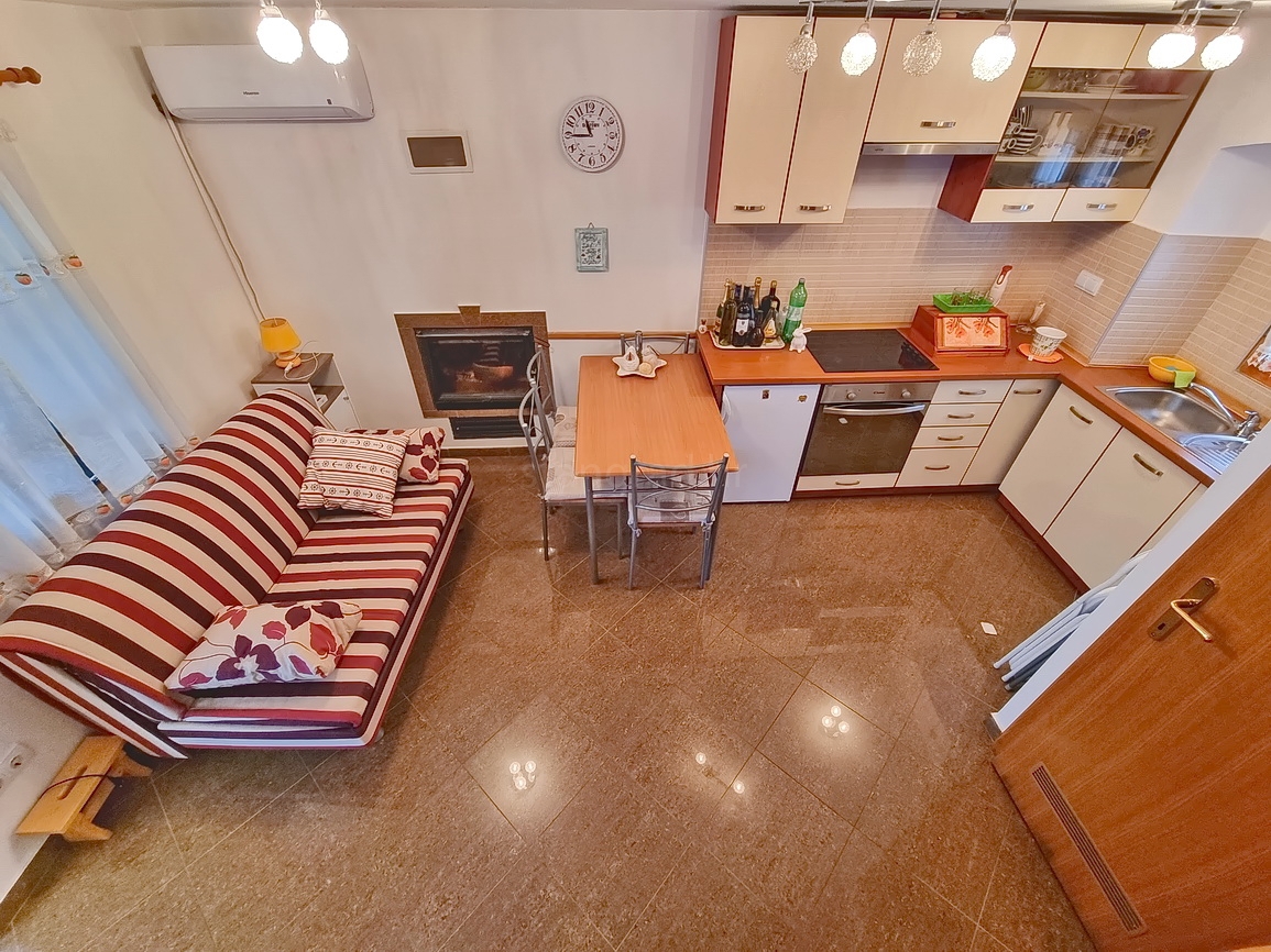 Omišalj, casa in pietra con giardino vicino al centro e al mare!