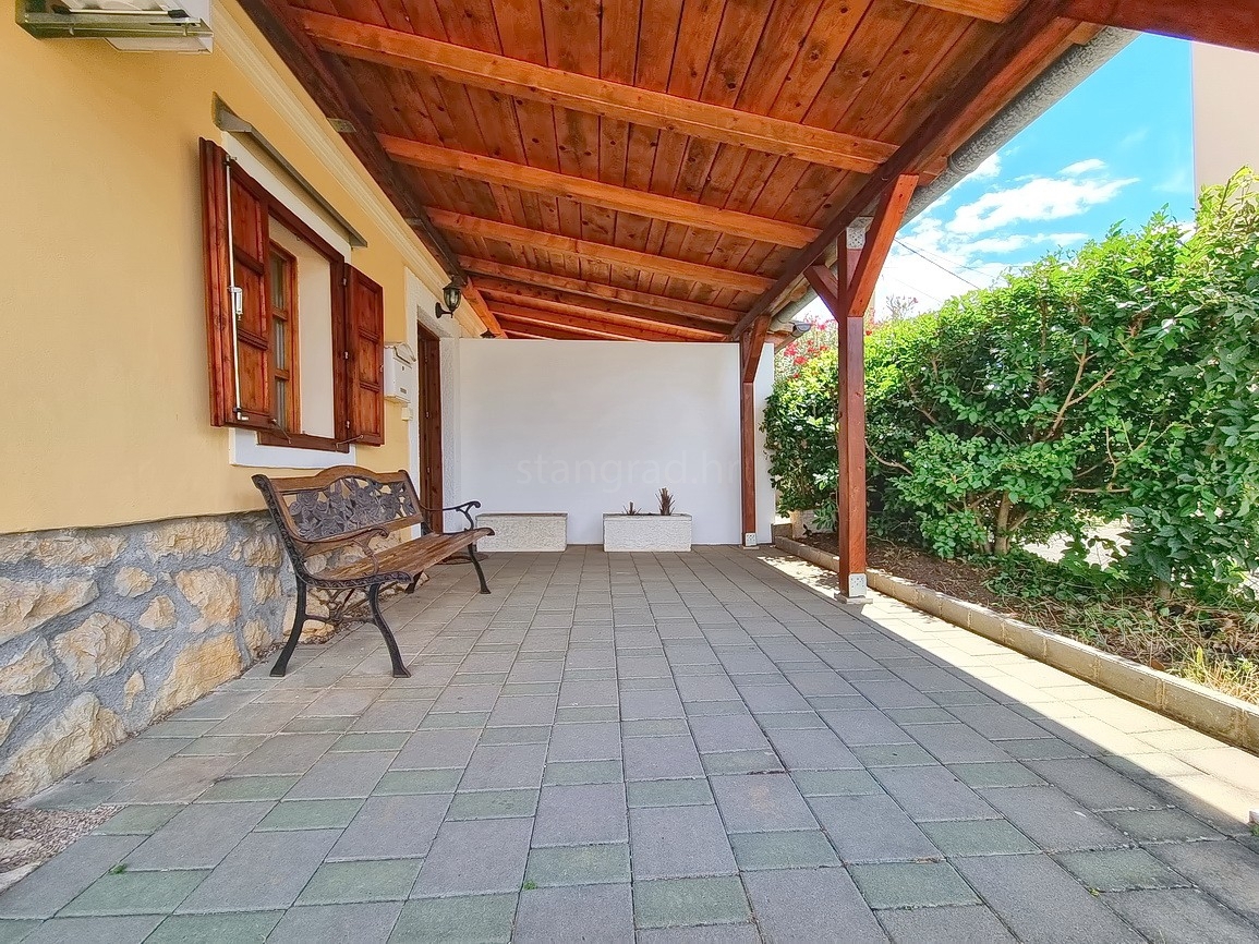 Omišalj, casa in pietra con giardino vicino al centro e al mare!