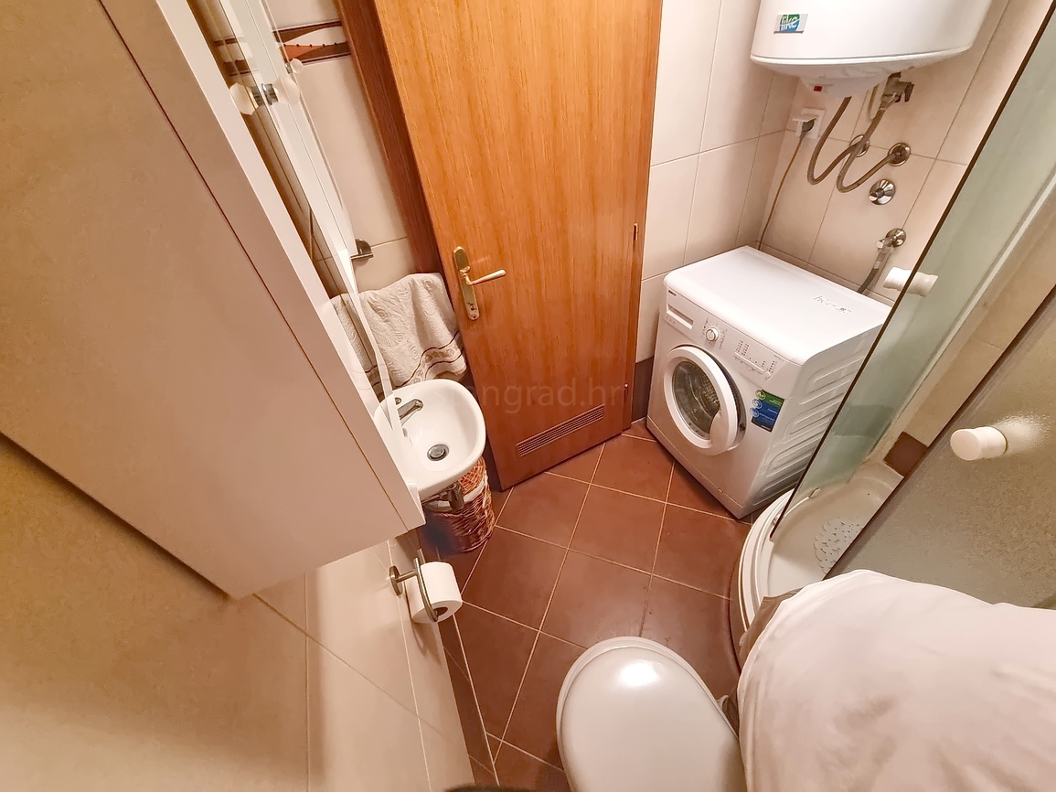 Omišalj, casa in pietra con giardino vicino al centro e al mare!