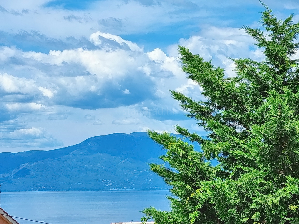 Omišalj, casa in pietra con giardino vicino al centro e al mare!