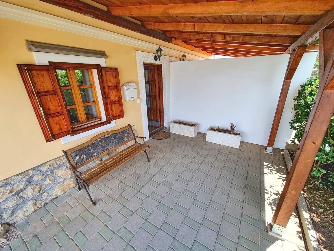 Omišalj, casa in pietra con giardino vicino al centro e al mare!