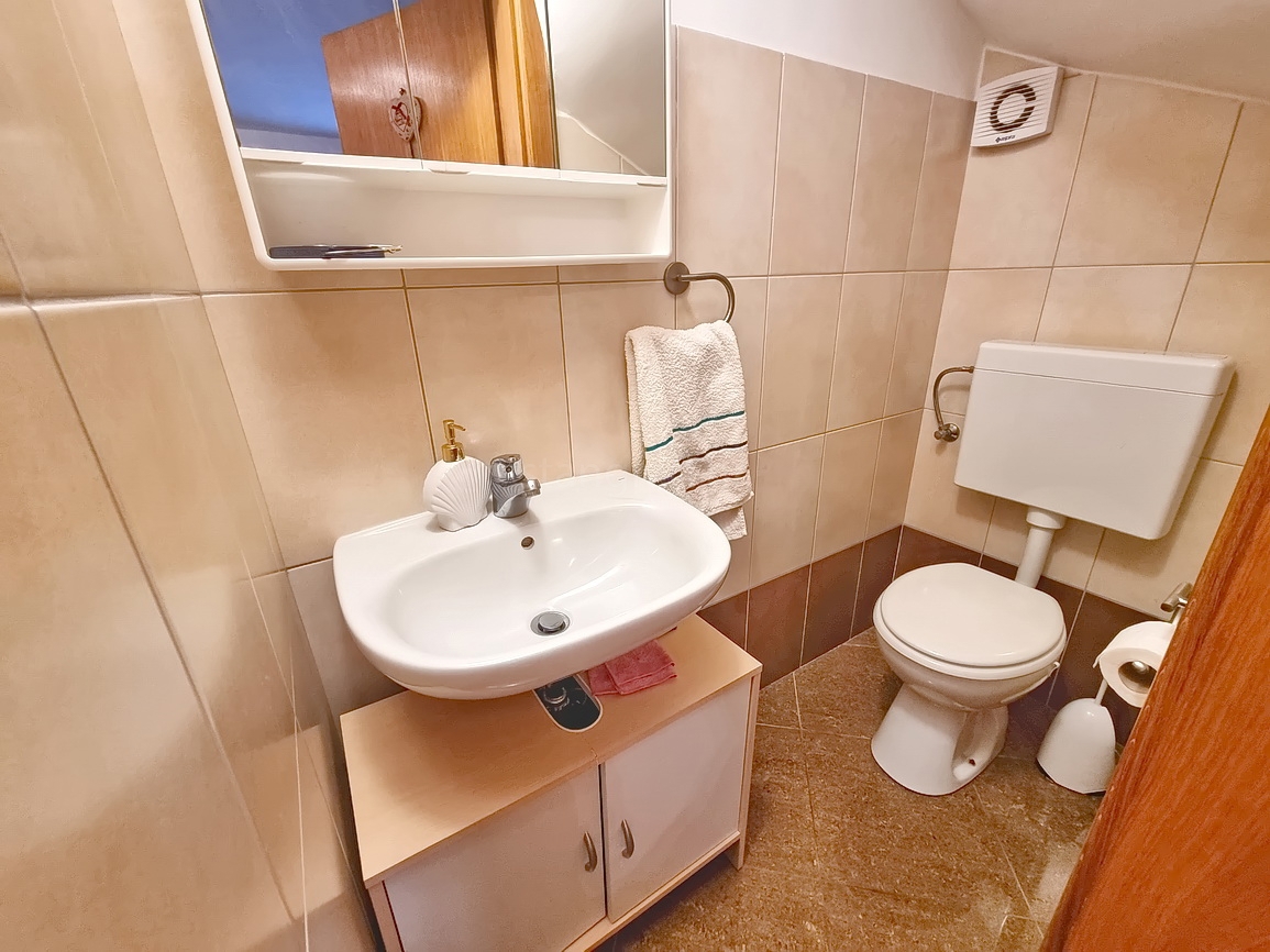 Omišalj, casa in pietra con giardino vicino al centro e al mare!