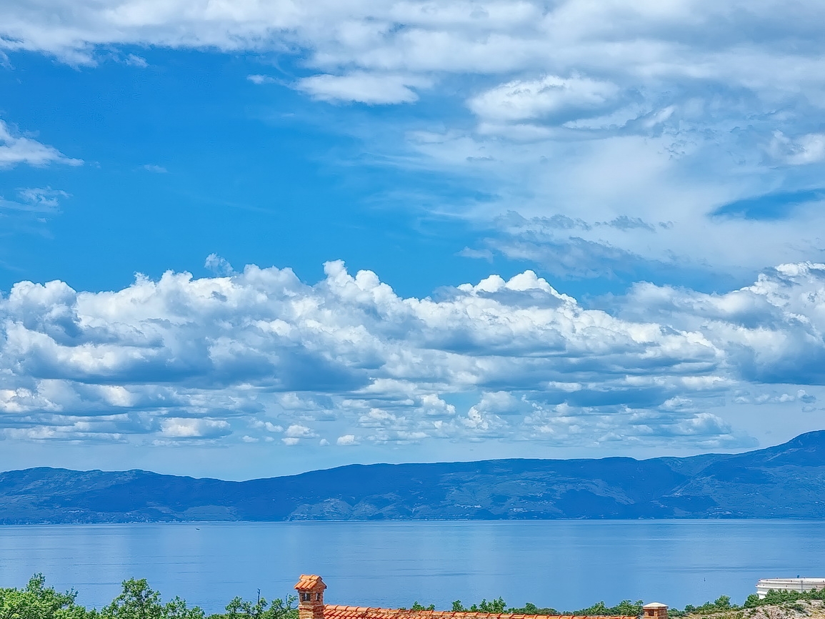 Omišalj, casa in pietra con giardino vicino al centro e al mare!