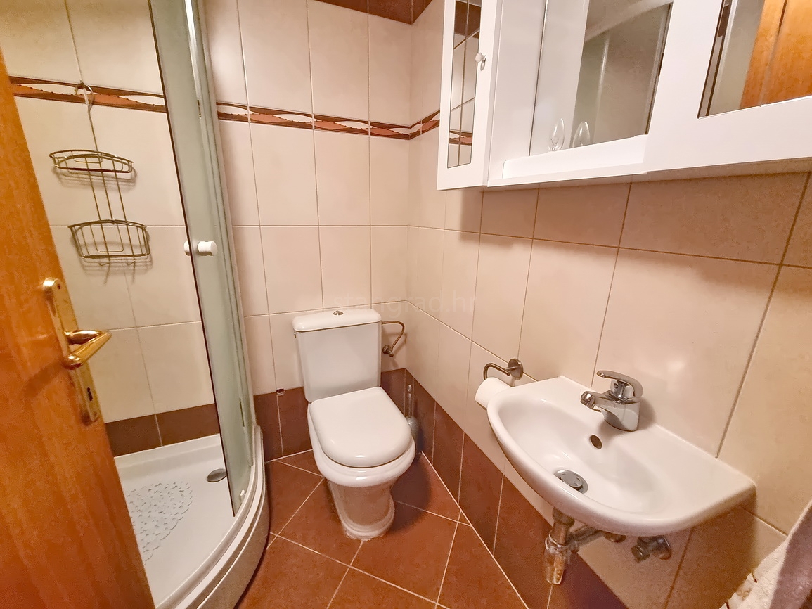 Omišalj, casa in pietra con giardino vicino al centro e al mare!