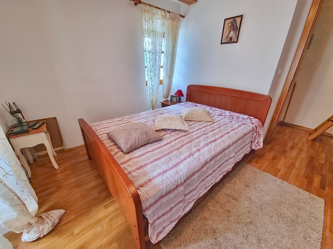 Omišalj, casa in pietra con giardino vicino al centro e al mare!