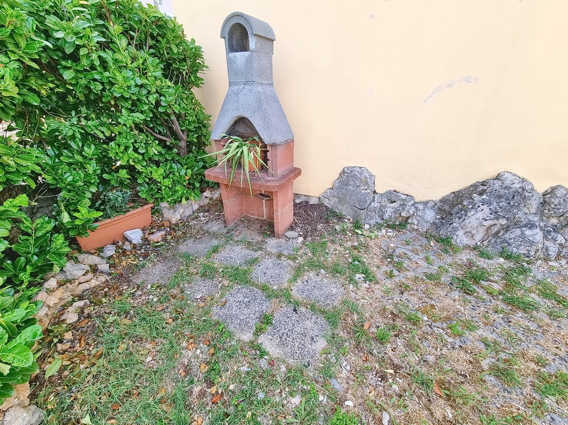 Omišalj, casa in pietra con giardino vicino al centro e al mare!